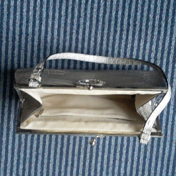 GUESS Croc-Embossed Patent Leather Purse/Handbag with Guess Signature Monogram - Picture 6 of 13